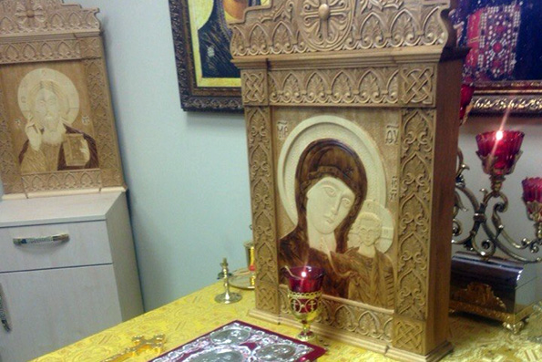 Заключенные подарили больным детям резную икону Пресвятой Богородицы