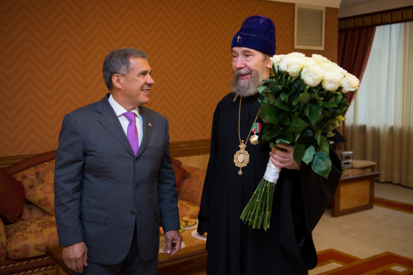 Рустам Минниханов вручил митрополиту Анастасию орден «За заслуги перед Республикой Татарстан»