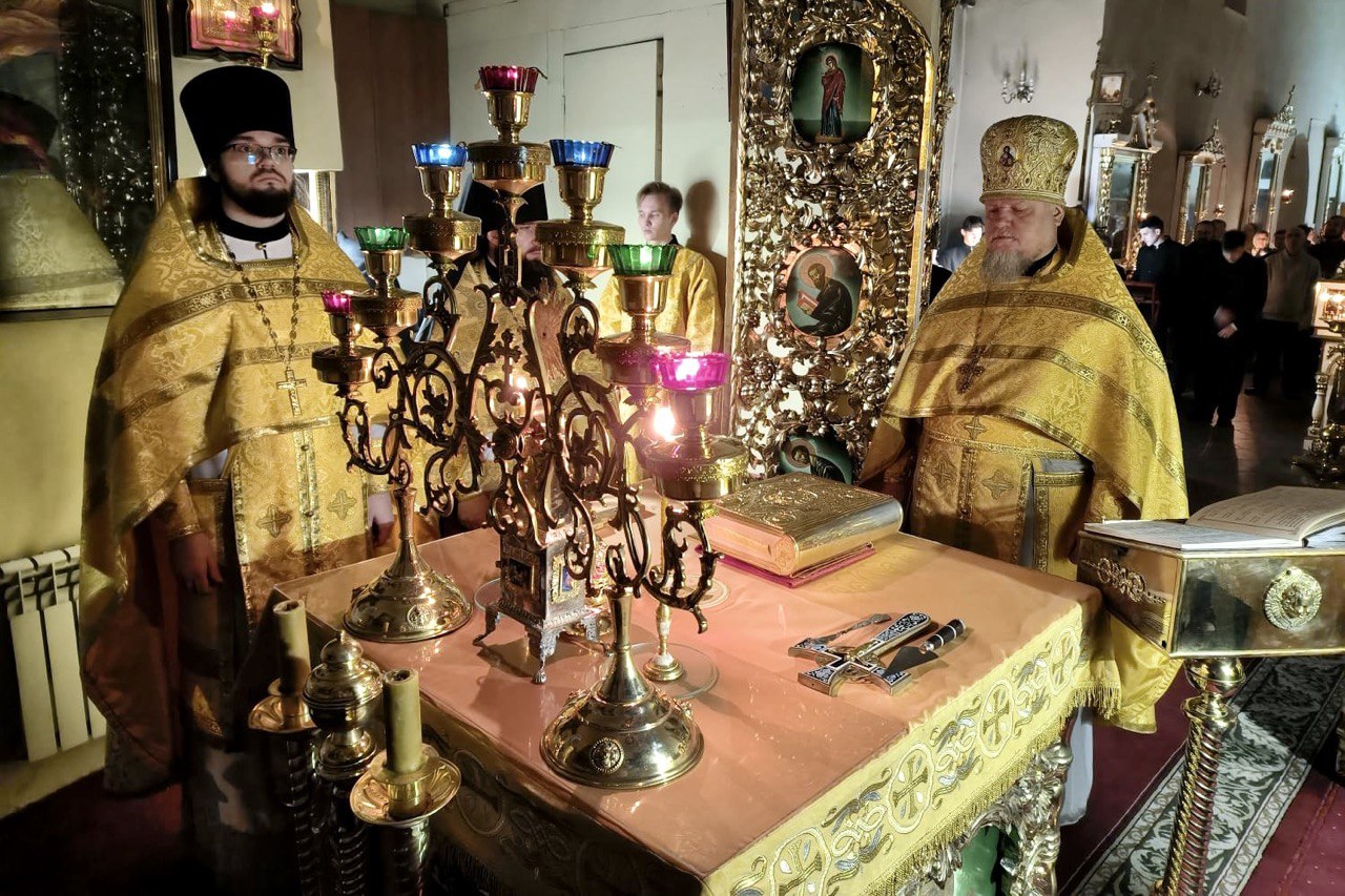 Молитвы о Российском воинстве вознесены за ночным богослужением в семинарском храме