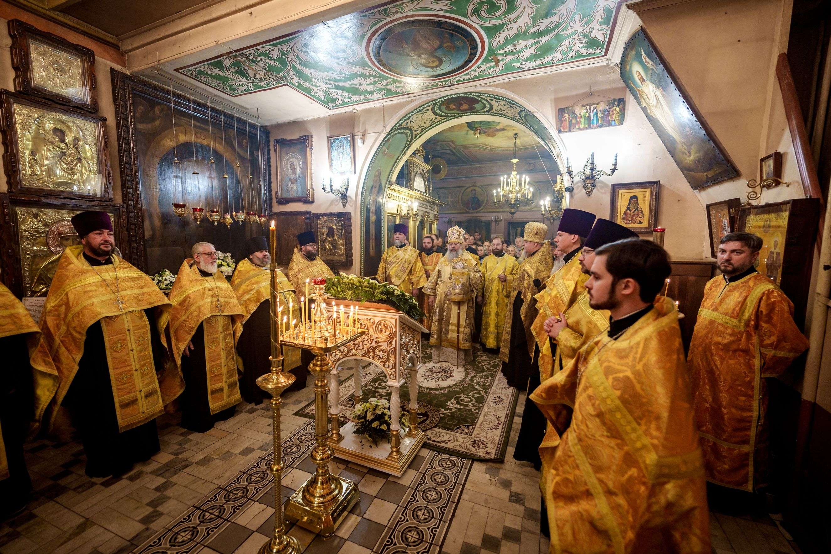 В канун дня памяти святителя Казанского Гурия митрополит Кирилл совершил всенощное бдение в храме Ярославских чудотворцев