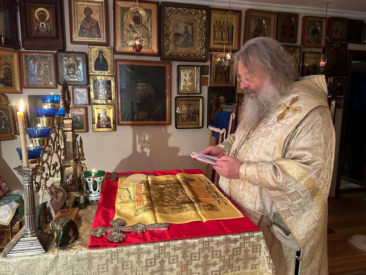 В Неделю 29-ю по Пятидесятнице митрополит Кирилл совершил Литургию в храме иконы Божией Матери «Нечаянная Радость»