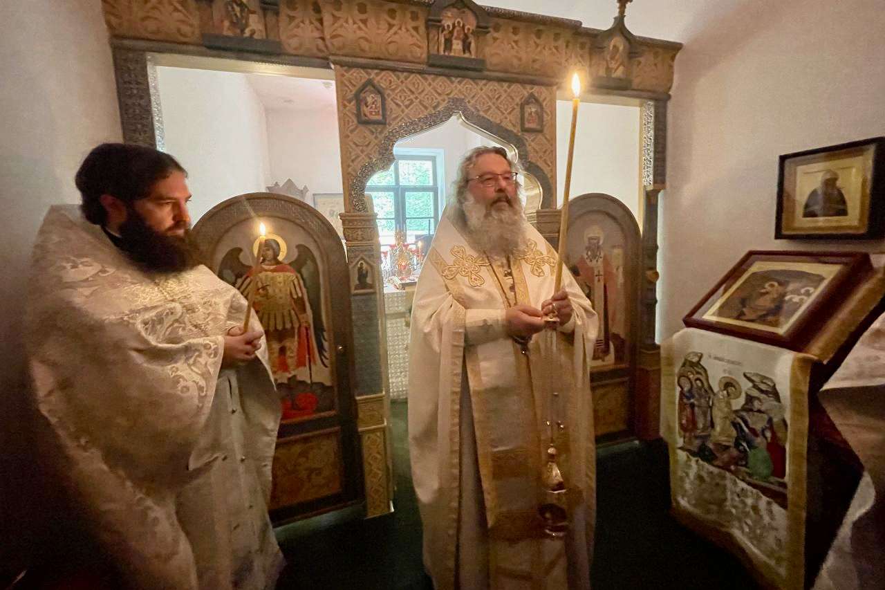 В Троицкую родительскую субботу митрополит Кирилл совершил Литургию в крестовом храме архиерейской резиденции