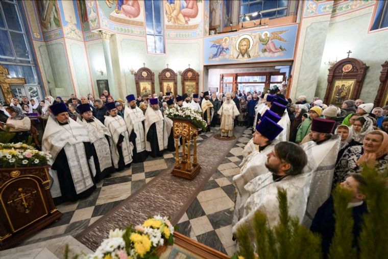 В канун дня памяти 20 000 Никомидийских мучеников митрополит Кирилл совершил вечерню в Серафимовском храме в Набережных Челнах