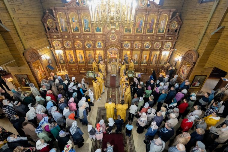 В Неделю 21-ю по Пятидесятнице митрополит Кирилл совершил Литургию в храме Рождества Христова города Казани