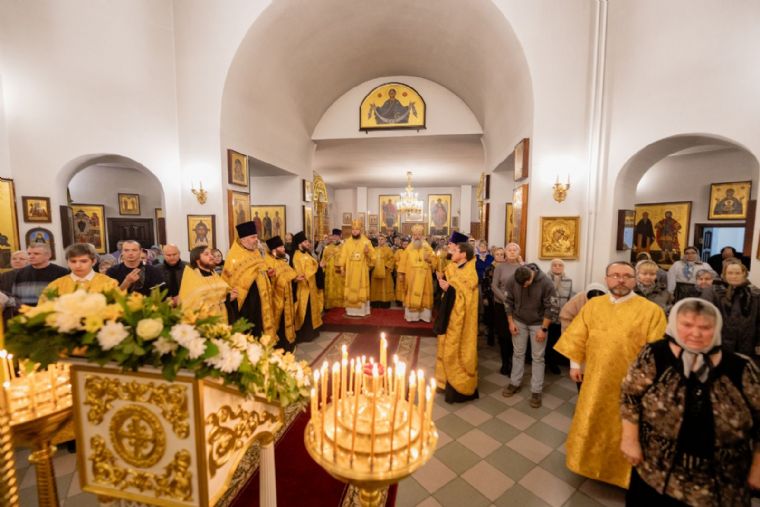 В канун Недели 19-й по Пятидесятнице митрополит Никандр и митрополит Кирилл совершили всенощное бдение в Серафимовском храме Казани