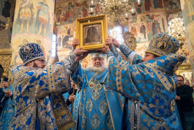 В праздник Казанской иконы Божией Матери Предстоятель Русской Церкви совершил Литургию в Успенском соборе Московского Кремля