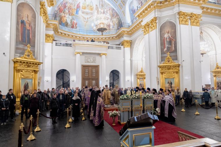 В канун Недели 4-й Великого поста митрополит Кирилл совершил всенощное бдение в Казанском кафедральном соборе