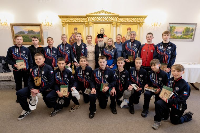 Митрополит Кирилл встретился с юными хоккеистами из Луганска