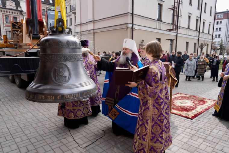 Митрополит Кирилл освятил новый колокол для колокольни Богоявленского собора Казани