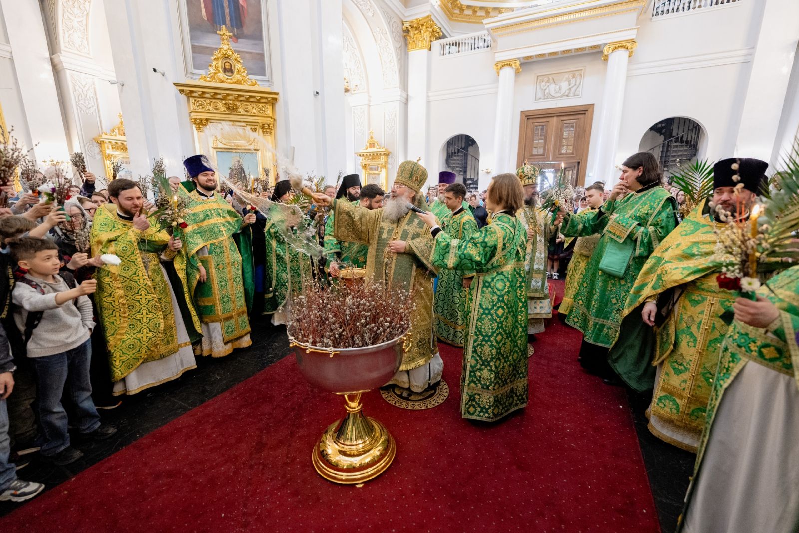 В праздник Входа Господня в Иерусалим митрополит Кирилл совершил Литургию в Казанском соборе