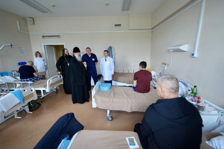Митрополит Кирилл поздравил с Пасхой участников СВО, находящихся на лечении в РКБ