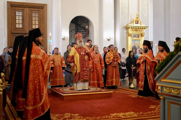 В канун Недели 3-й по Пасхе митрополит Кирилл совершил всенощное бдение в Казанском кафедральном соборе