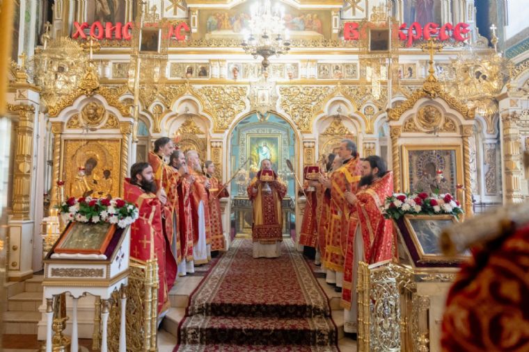 В понедельник Светлой седмицы митрополит Кирилл совершил Литургию в Никольском соборе Казани