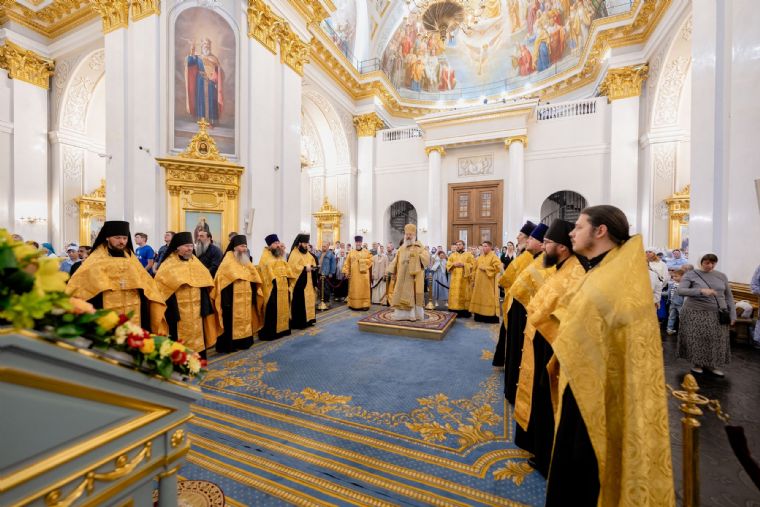 В канун Недели 5-й по Пятидесятнице митрополит Кирилл совершил всенощное бдение в Казанском кафедральном соборе