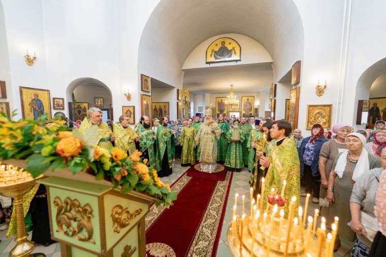 В канун престольного праздника митрополит Кирилл совершил всенощное бдение в Серафимовском храме Казани