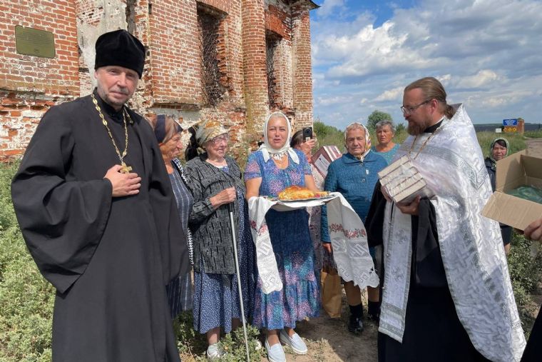 В День Крещения Руси священнослужители епархиального миссионерского отдела совершили молебны в старинных храмах Лаишевского благочиния