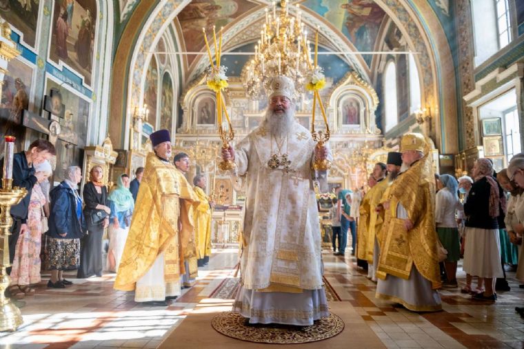 В Неделю 7-ю по Пятидесятнице митрополит Кирилл совершил Литургию в Никольском кафедральном соборе Казани