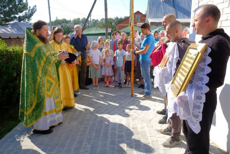 На территории Троицкого храма в селе Кощаково прошёл семейный праздник, приуроченный ко дню памяти благоверных князей Петра и Февронии