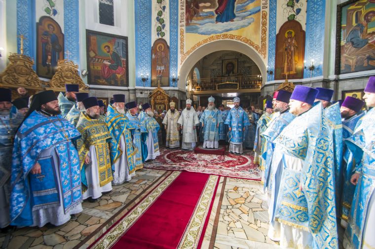 Архипастыри Татарстанской митрополии совершили Литургию в Вознесенском соборе в городе Набережные Челны