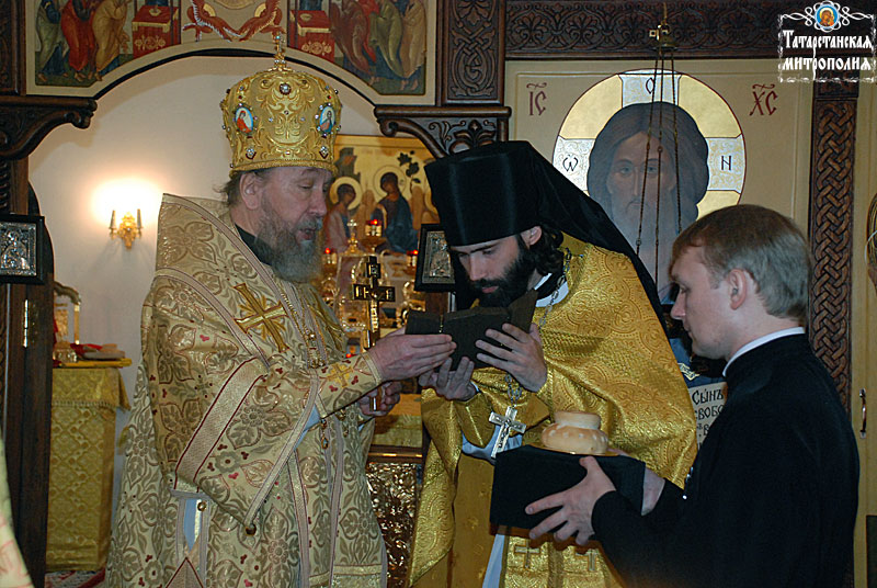 В день 200-летия победы в Отечественной войне 1812 года митрополит Анастасий совершил литургию в Кизическом монастыре Казани