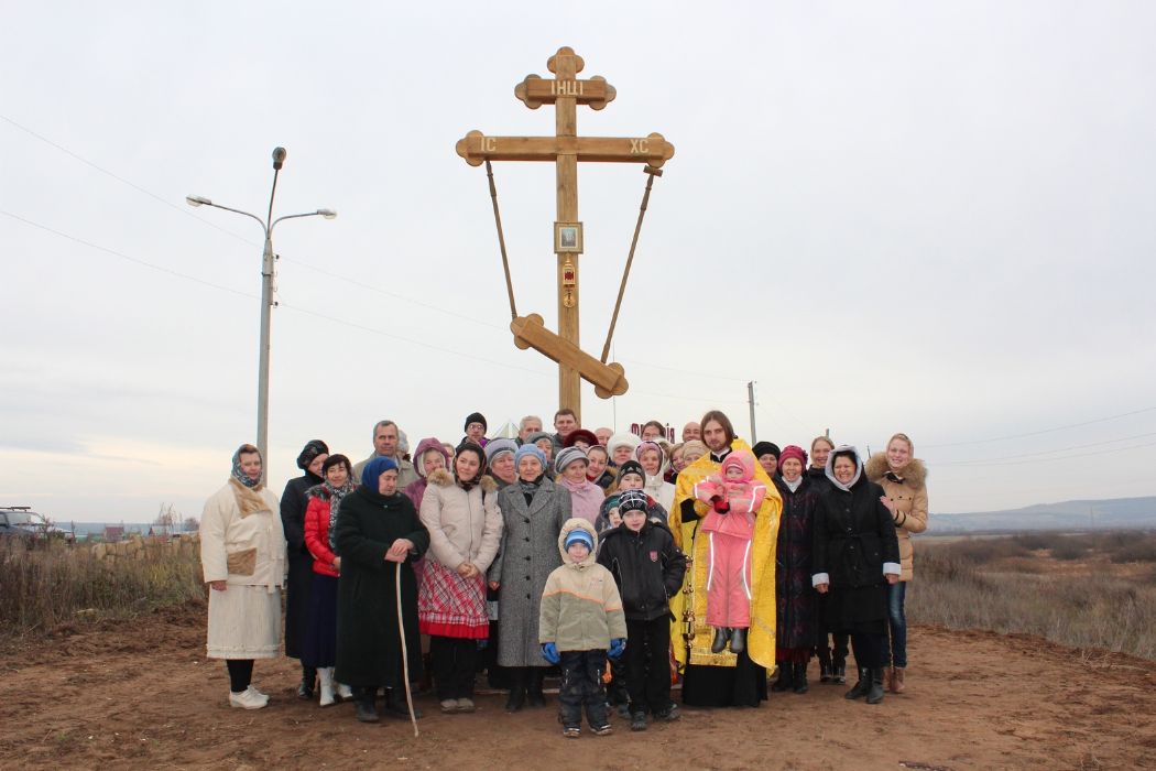 В селе Борок  Нижнекамского благочиния освятили поклонный крест (фото)