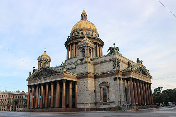 В десятку самых популярных мест для фотосъемок в Петербурге вошли четыре собора и монастырь