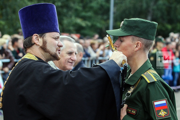 Священник благословил первокурсников высшего танкового командного училища