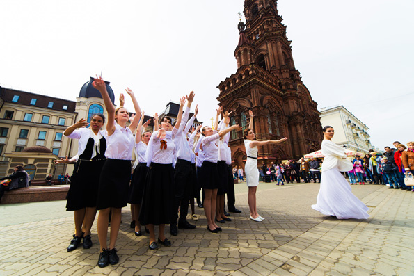 Православная молодежь Казани в творческой форме поздравила жителей города с Днем Победы