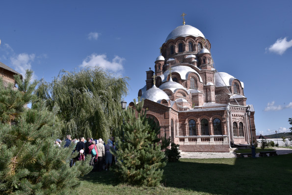 Прихожане Никольского собора Казани поклонились свияжским святыням