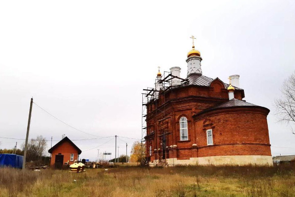 На восстанавливаемый храм Елабужского района установили купола