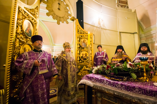 В канун Недели Крестопоклонной митрополит Феофан возглавил всенощное бдение в Казанско-Богородицком монастыре