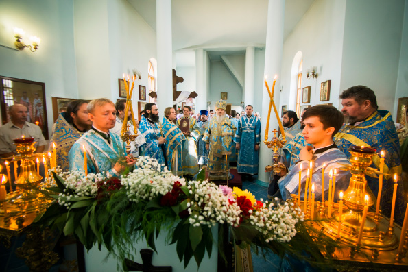 Митрополит Феофан возглавил Литургию в престольный праздник Тихвинского храма в казанском поселке Кадышево