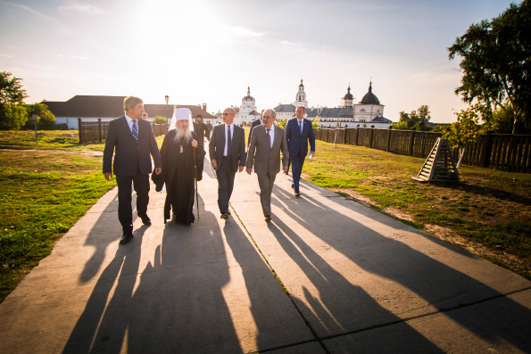Делегаты проходящего в Казани форума ЮНЕСКО по межкультурному диалогу посетили Свияжский монастырь