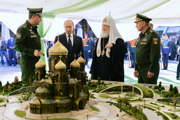 Патриарх Кирилл в присутствии Президента России и министра обороны РФ освятил закладной камень главного храма Вооруженных сил
