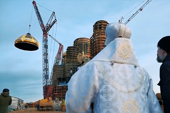 На главном храме Вооруженных сил России установлен центральный купол