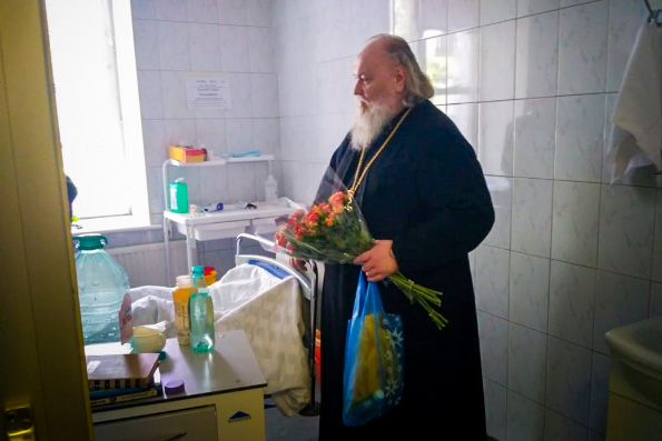 Священники навестили пострадавших в Шереметьево в Центре имени Вишневского