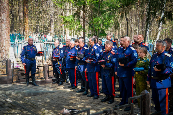 Казаки хутора Боровецкого посетили кладбище военного госпиталя в Тарловке