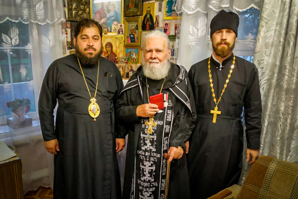 Епископ Игнатий наградил старейшего клирика Чистопольской епархии медалью