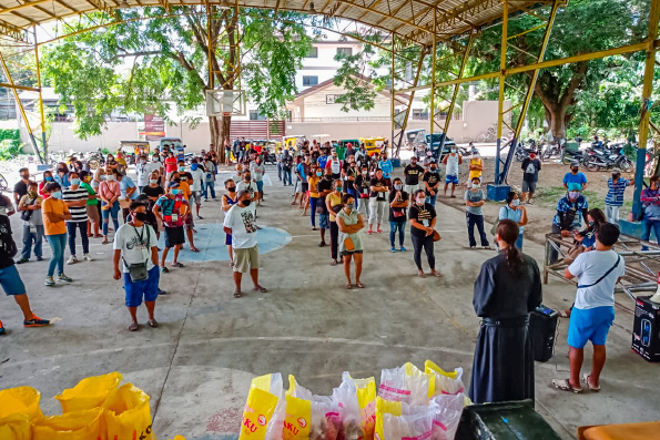 Голодающие Филиппин получают помощь от Русской Православной Церкви