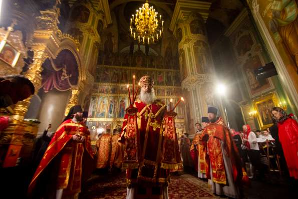 В Пасхальную ночь митрополит Кирилл возглавил праздничное богослужение в Благовещенском соборе Казани