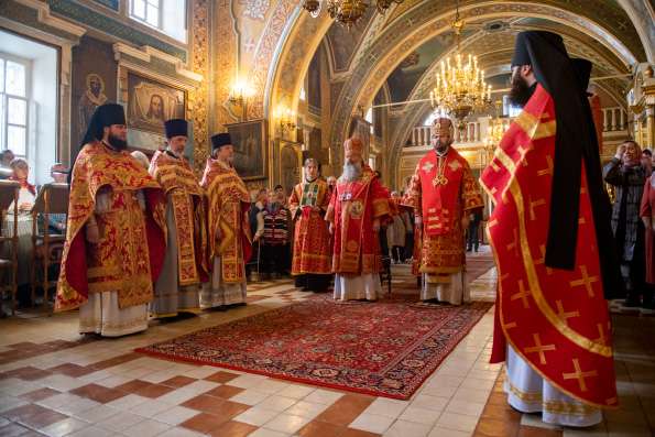 В понедельник Светлой седмицы митрополит Кирилл совершил Литургию в Никольском соборе Казани