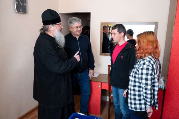 Митрополит Кирилл встретился с беженцами из Донбасса в пункте временного размещения в посёлке Васильево