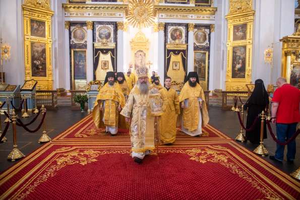 В Неделю 2-ю по Пятидесятнице митрополит Кирилл совершил Литургию в Казанском кафедральном соборе