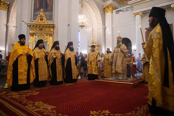 В канун недели Всех святых, в земле Российской просиявших, митрополит Кирилл совершил всенощное бдение в Казанском соборе