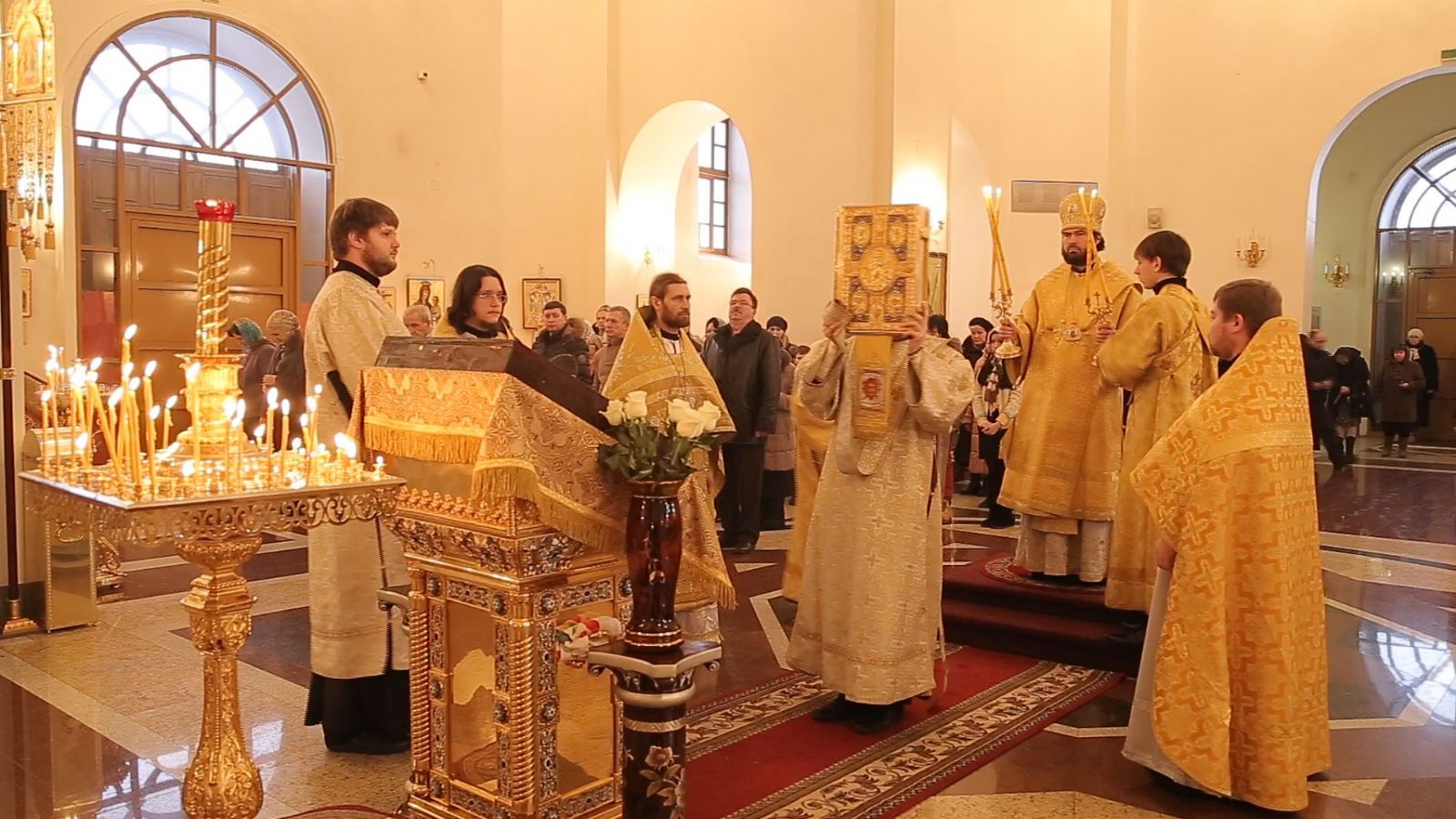 Архиерейское служение в воскресный день в Казанском кафедральном соборе г. Альметьевска (фото)
