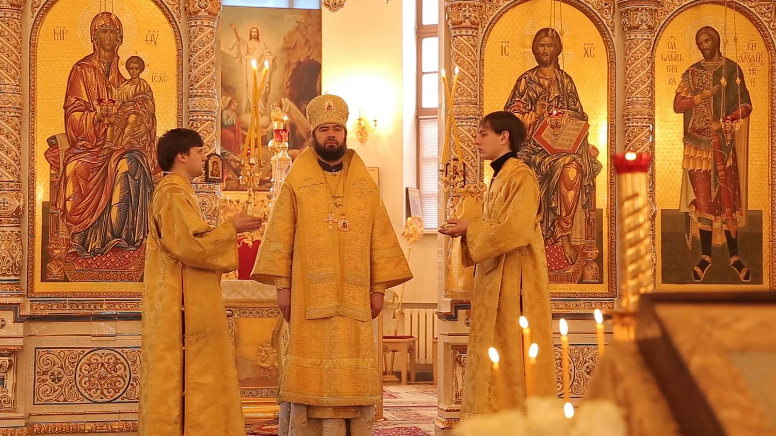 Воскресная Божественная литургия в Казанском кафедральном соборе г. Альметьевска (фото)
