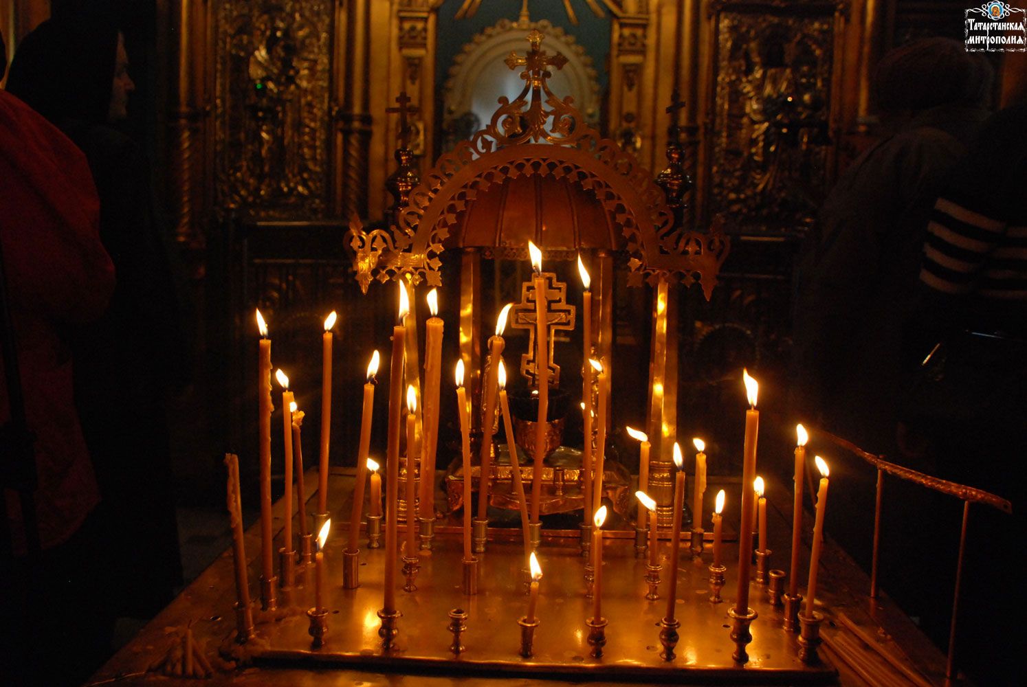 Некрещеным свечи можно ставить. КАНУННЫЙ стол в церкви. Канон в храме за упокой. Канун в церкви. КАНУННЫЙ столик в церкви.