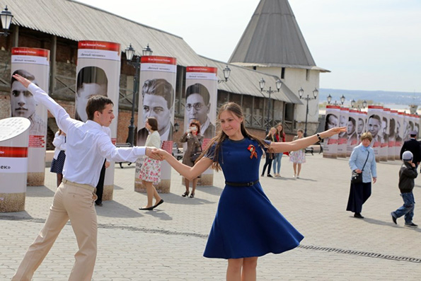 В День Победы православная молодежь танцевала под музыку военных лет