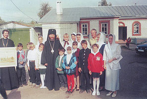 Учащиеся воскресной школы с владыкой Анастасием.