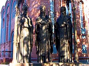 Памятник Казанским святителям Гурию, Герману и Варсанофию